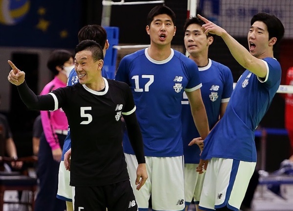  남자프로배구 현대캐피탈 선수들이 23일 열린 2022-2023 V리그 한국전력과의 경기에서 득점을 기뻐하고 있다 