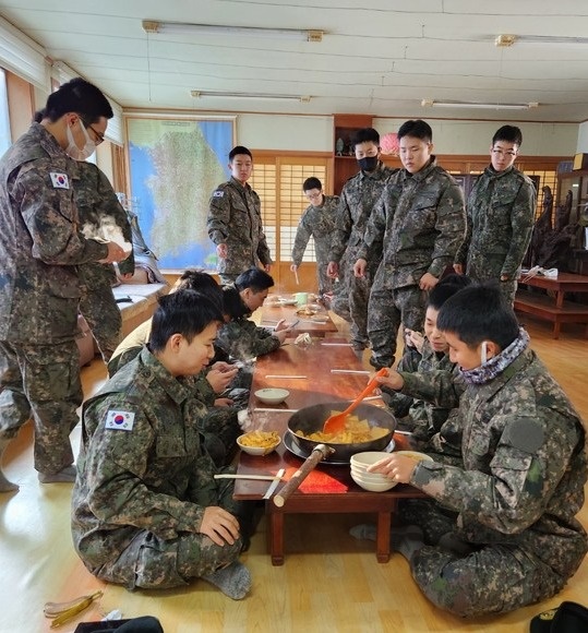 충북 단양지역 근무하는 군인들이 금수사에서 법문을 들은 뒤 떡볶이를 먹고 있다