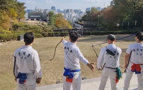2022년 10월 29일 서울 황학정에서 열린 제10회 종로구청장기 활쏘기 대회에서 활을 쏘는 기자의 모습