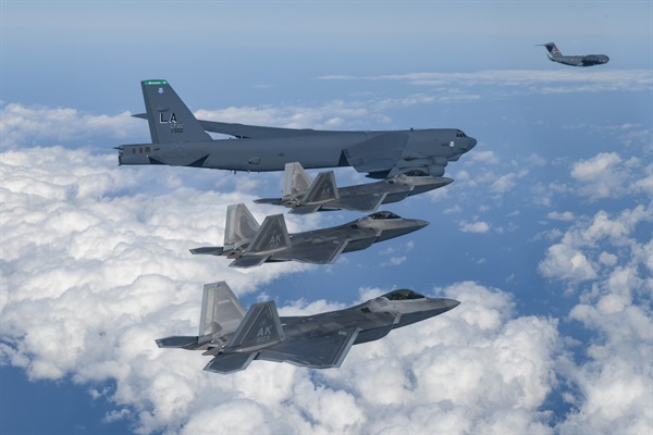 지난 2022년 12월 20일 한반도 인근에 전개한 미국 B-52H, F-22, C-17이 비행하고 있다.