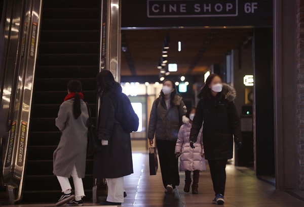  지막까지 남은 코로나19 방역조치 중 하나인 실내 마스크 착용 의무화 해제 논의가 재점화된 가운데 5일 서울의 한 영화관에서 마스크를 쓴 시민들이 이동하고 있다. 