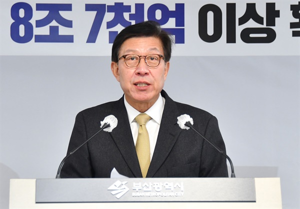 박형준 부산시장이 12월 26일 부산시청 기자회견장에서 국비 확보 관련 언론 브리핑을 하고 있다.