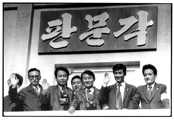 1972년 남북적십자회담이 열리자 남한적십자대표단 자문위원으로 두 차례 북한을 방문했다. 판문점 내 북측 지역인 판문각 앞에서 (사진제공 : 청암언론문화재단)