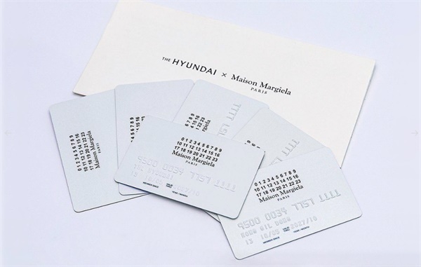 프랑스의 인기 명품 브랜드인 메종 마르지엘라(Maison Margiela)와 현대 백화점이 협업해 출시했던 PLCC카드(현대카드 홈페이지 화면 갈무리)