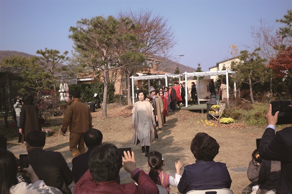 지난 11월 11일, 충북 옥천군 옥천읍 양수리 나무달팽이에서 '시니어 모델 패션쇼'가 열렸다. 이 행사는 2022 충북문화재단 지역 특성화 문화예술교육 지원사업으로 옥천마을미디어사회적협동조합이 진행했다.