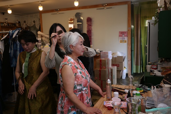 지난 11월 11일, 충북 옥천군 옥천읍 양수리 나무달팽이에서 '시니어 모델 패션쇼'가 열렸다. 이 행사는 2022 충북문화재단 지역 특성화 문화예술교육 지원사업으로 옥천마을미디어사회적협동조합이 진행했다.