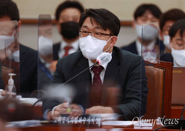 고위공직자범죄수사처(공수처) 김진욱 처장이 2022년 12월 27일 오후 여의도 국회에서 열린 법사위 전체회의에 출석하고 있다.
