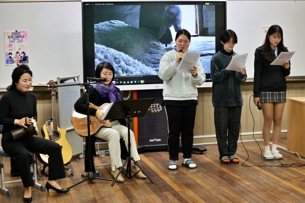 이날 낭독회는 류제신 기타리스트와 이선경 강사의  배경음에 맞춰 학생들이 박범신 소설 '소금'의 중요 부분을 낭독했다
