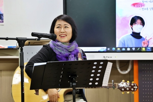 기타리스트 류제신. 울림있는 목소리로 기타와 함께 연주를 들려줘 낭독회를 한껏 끌어 올렸다.