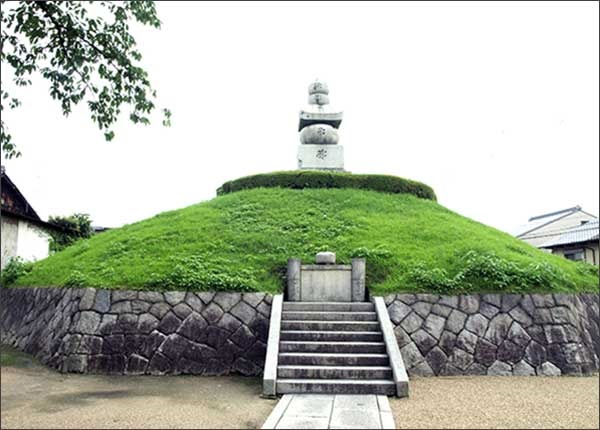 일본 교토시에 있는 코무덤은 정유재란 때, 도요토미 히데요시가 전공(戰功)을 자랑하기 위해  조선인의 코를 베어다 만든 무덤이다