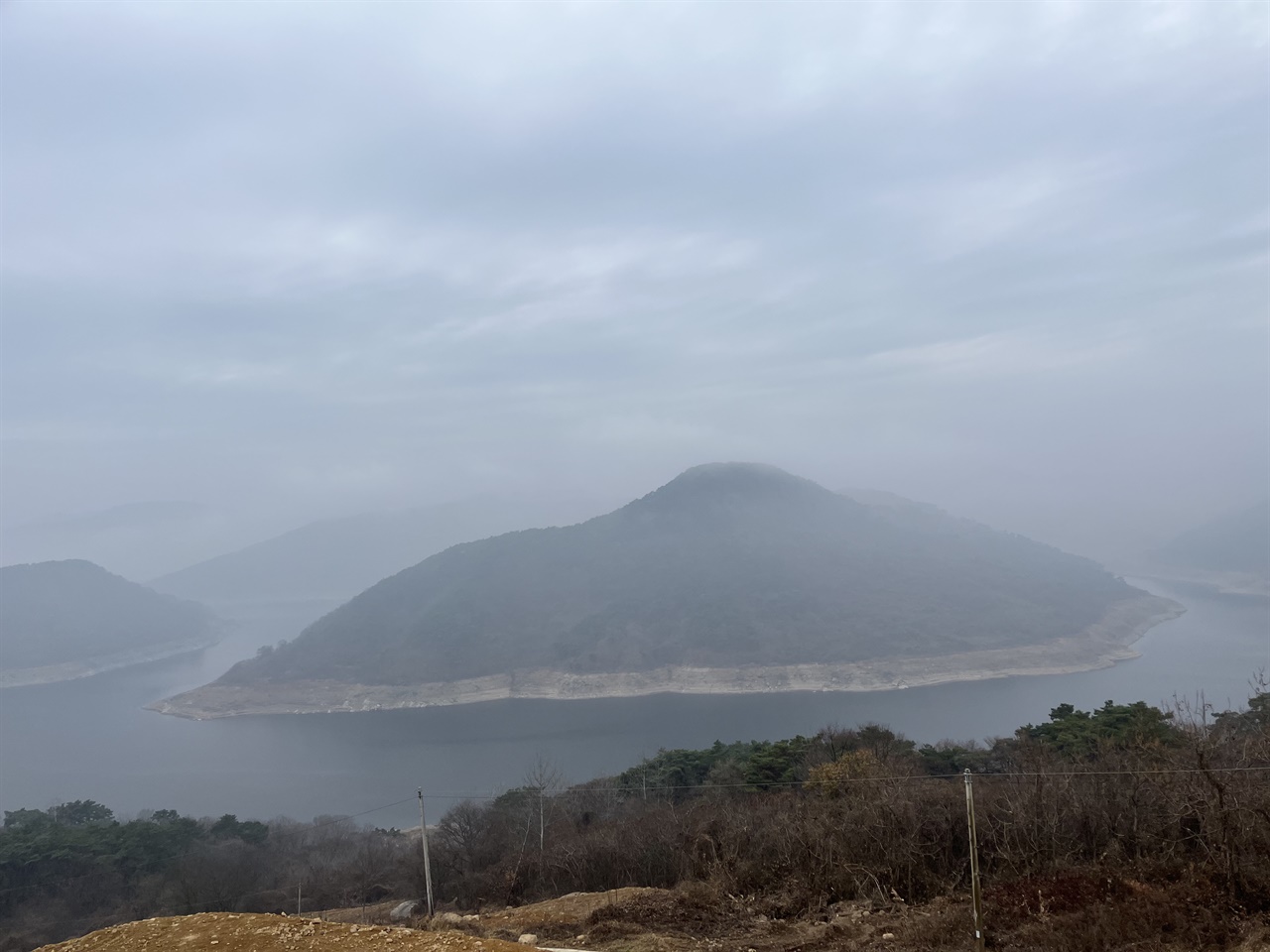  옥정호수길에서 바라본다. 옥정호 수면 위로 안개가 자욱하여 평화롭다.