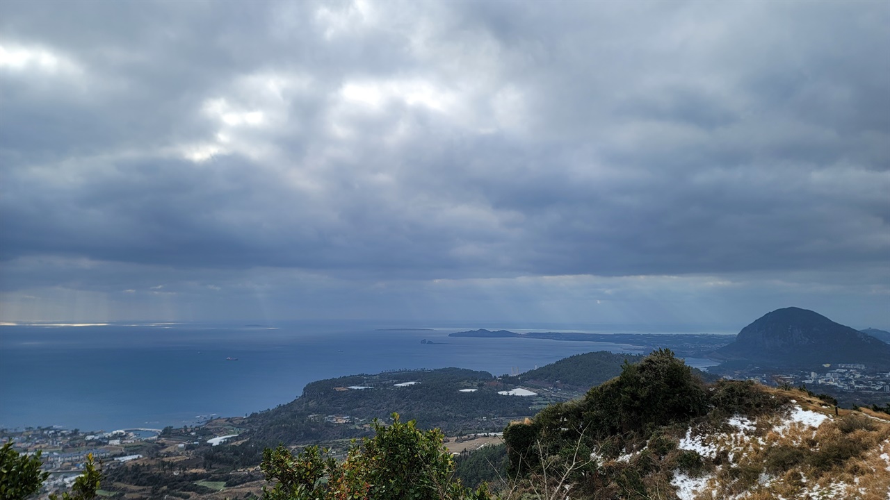 제주도 최남단 마라도, 갑하도, 형제바위, 송악산, 산방산 등을 볼 수 있다.