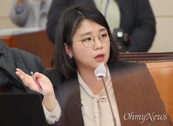 용혜인 기본소득당 의원이 29일 국회에서 열린 이태원참사 국정조사특위 전체회의에서 질의하고 있다. 