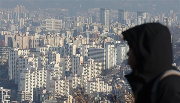 2022년 12월 25일 오후 서울 남산에서 바라본 아파트 단지의 모습.