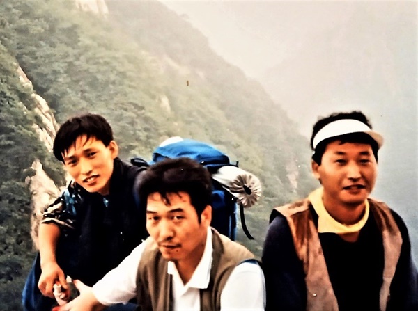  홍기선 감독(가운데), 오정옥 촬영감독(왼쪽), 낭희섭 독립영화협의회 대표(오른쪽)