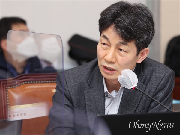 윤건영 더불어민주당 의원이 지난 2022년 10월 29일 국회에서 열린 이태원참사 국정조사특위 전체회의에서 질의하고 있다. 
