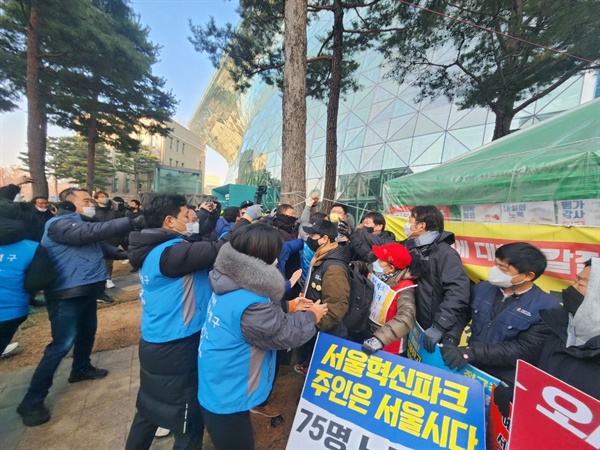 서울시청 농성장 철거 대집행을 규탄하기 위해 서울시민과 노동자들이 농성장을 지키고 있다