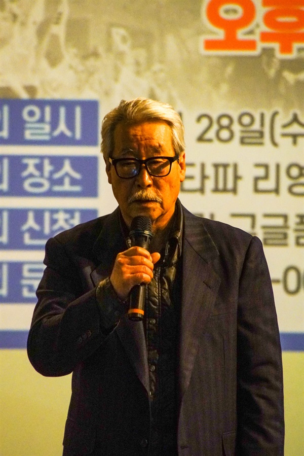 12월 28일 오후 서울 뉴스타파 리영희홀에서 열린 ‘겨레와 함께하는 촛불강좌’ 에서 돌베개산악회 이필립 상임고문이 인사말을 하고 있다.