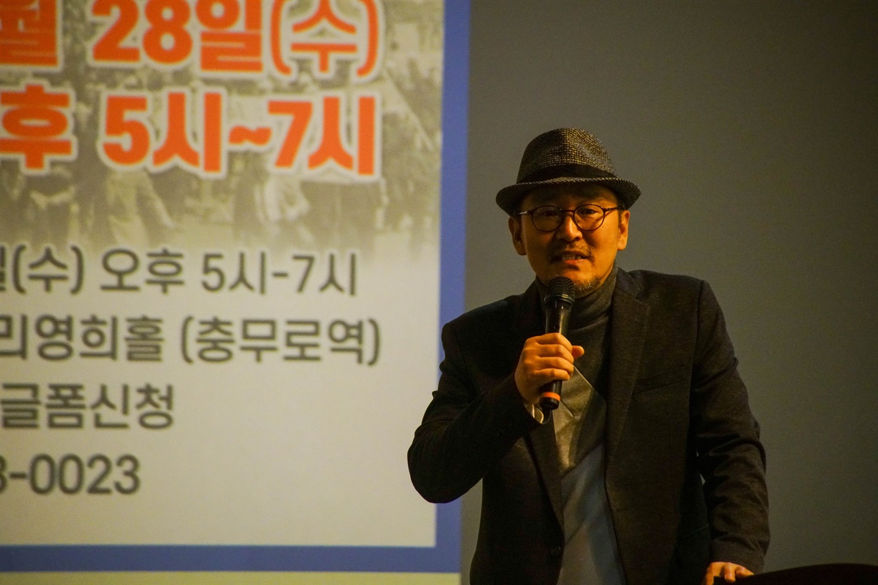 12월 28일 오후 서울 뉴스타파 리영희홀에서 열린 ‘겨레와 함께하는 촛불강좌’ 에서 이득신 작가가 인사말을 하고 있다.