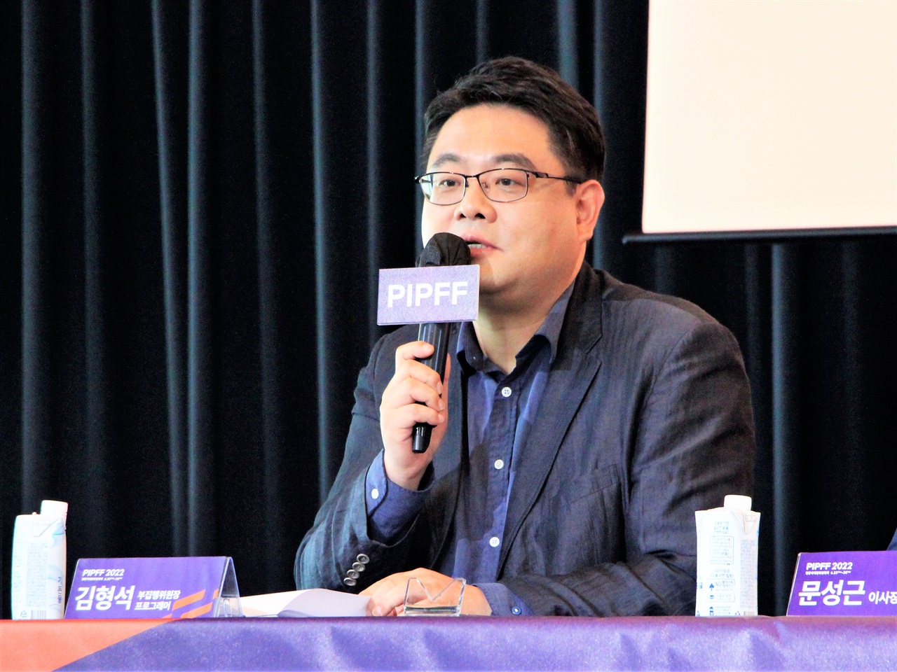  지난 5월 열린 평창국제평화영화제 개최 기자회견에서 발언하는 김형석 프로그래머.