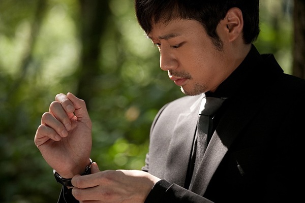 여러 드라마에서 주연을 맡았던 천정명은 <푸른 소금>에서 송강호의 충직한 오른팔로 출연했다.