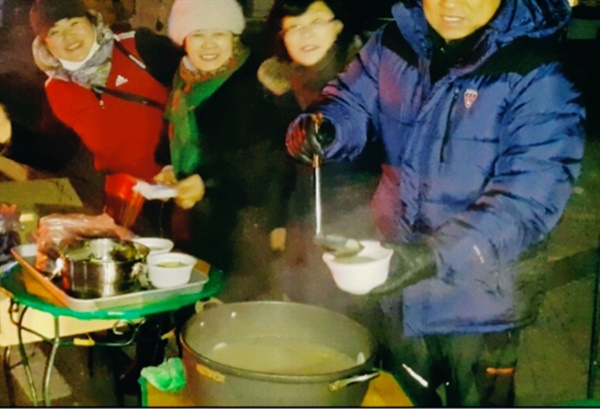  한국풀하우스(대표 김선옥), 양남지역아동센터(센터장 이경선) 등 봉사단체들이 과거 경주시 양남면 하서리 일대 해돋이 관광객들에게 떡국을 나눠주는 모습.