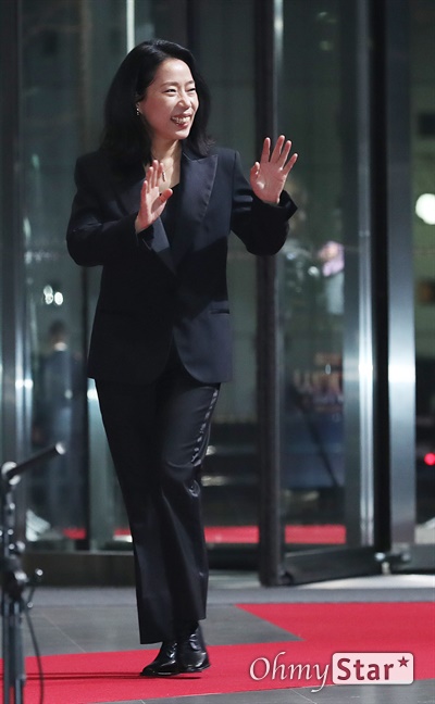 심소영, 시상자로 온 명배우 심소영 배우가 31일 오후 서울 마포구 SBS 프리즘타워에서 열린 <2022 SBS 연기대상> 레드카펫에서 포토타임을 갖고 있다.
