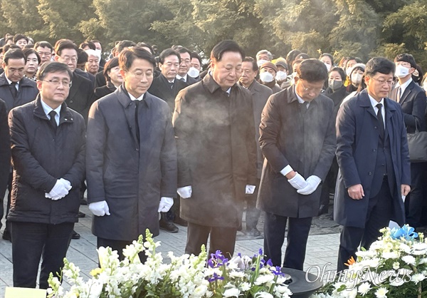 더불어민주당 김두관 의원 등이 1일 오후 노무현 대통령 묘소 참배.