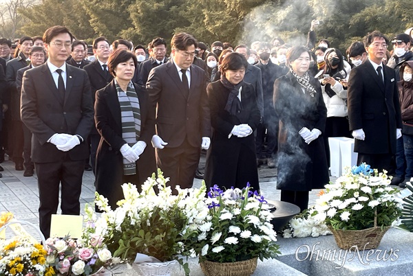 더불어민주당 서영교 최고위원 등이 1일 오후 노무현 대통령 묘소 참배.