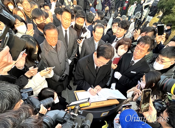 이재명 더불어민주당 대표가 1일 오후 봉하마을 고 노무현 전 대통령 묘소를 참배한 뒤 참배록에 서명하고 있다.