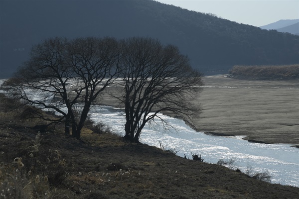 은백의 모래톱과 맑은 강물이 조화를 이룬 눈부신 아름다움을 보여주고 있는 회천.