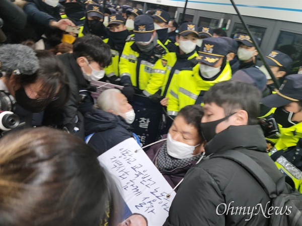 2일 서울 용산구 지하철 삼각지역에서 장애인 수십여 명이 장애인 이동권 보장을 위해 탑승 시위를 벌이려 했지만 경찰과 서울교통공사에 의해 제지됐다.