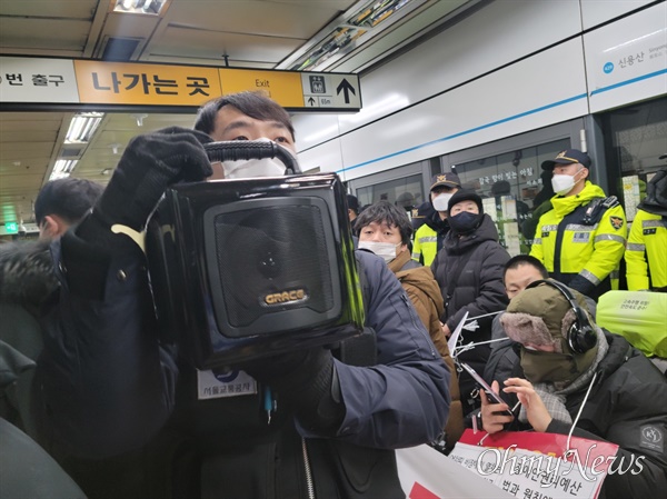  2일 서울 용산구 지하철 삼각지역에서 장애인 수십여 명이 장애인 이동권 보장을 위해 탑승 시위를 벌이려 했지만 경찰과 서울교통공사에 의해 제지됐다. 이 과정에서 한 서울교통공사 직원이 장애인들이 쓰는 마이크 발언을 완전히 무력화할 만큼 음량이 높은 확성기를 들고 장애인들 바로 앞에 서 있다.