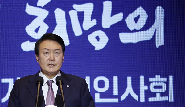 윤석열 대통령이 지난 2일 오후 서울 강남구 코엑스에서 열린 2023 경제계 신년인사회에서 격려사를 하고 있다.