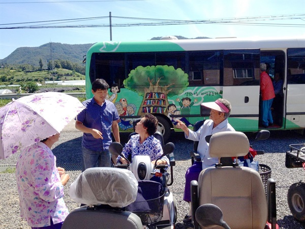 송윤섭의원은 2003년부터 안남어머니학교 교장선생님을 지냈다. 사진의 버스가 지역 주민들이 가장좋아하시는, 학교를 오가는 마을버스.