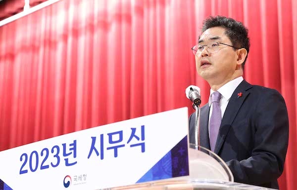 지난 3일 시무식에서 연설을 하고 있는 김창기 국세청장.
