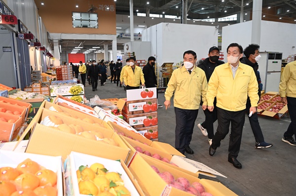 이재준 수원특례시장이 2022년 12월 13일 수원시농수산물도매시장에서 안전점검을 하고 있다.
