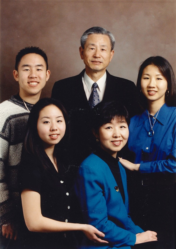 박옥규씨의 가족사진. 암투병 중이던 박옥규(윗줄 가운데)씨가 2005년 찍은 가족 사진. 아래 오른쪽이 아내 박영자씨다. 맨 오른쪽은 첫째 딸 수영씨, 아래 왼쪽이 둘째 딸 수정씨, 윗줄 왼쪽은 막내 아들 종원씨.