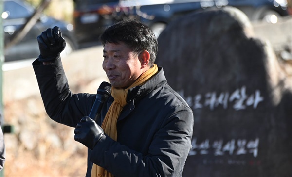  민주노총 부산.울산.경남본부는 3일 오전 양산 솥발산 열사묘역에서 ‘합동 시무식’을 열었다. 여영국 정의당 경남도당위원장.