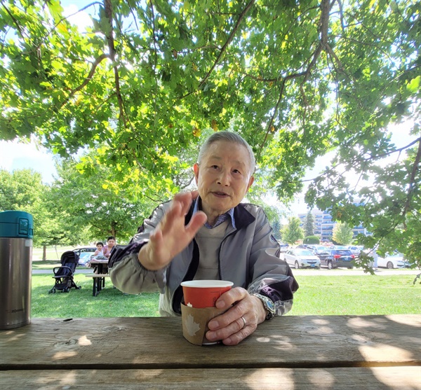    박옥규씨가 온타리오주 런던 중심가에 위치한 스프링뱅크 공원(Springbank Park)에서 자신의 인생수기 출판계획에 대해 설명하고 있다.