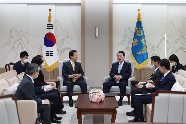 윤석열 대통령이 2022년 12월 29일 용산 대통령실 청사에서 야마구치 나쓰오(왼쪽에서 네 번째) 일본 공명당 대표를 접견하고 있다.
