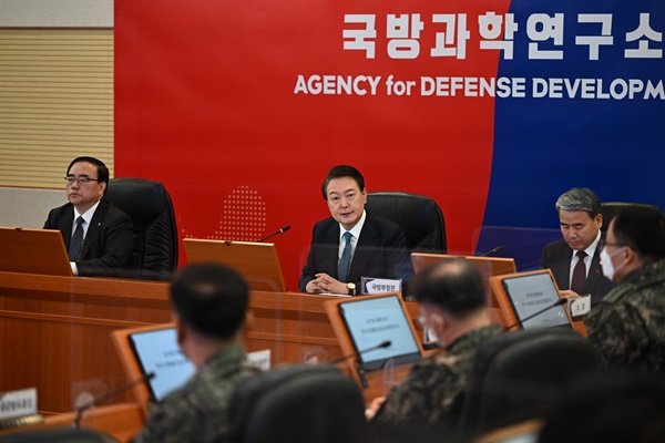 윤석열 대통령이 2022년 12월 29일 대전 유성구 국방과학연구소(ADD)를 방문해 무기 체계 개발 현황 보고를 받고 있다.