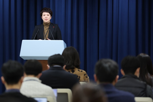 김은혜 대통령실 홍보수석이 지난 1월 4일 오전 서울 용산 대통령실 청사에서 열린 브리핑에서 "윤석열 대통령이 오전 회의에서 합동 드론부대 창설 및 스텔스 무인기 연내 개발을 지시했다"고 밝히고 있다. 