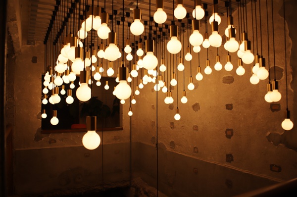 카페 일광전구 라이트하우스에 장식된 전구들.