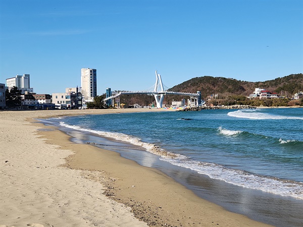  울산 간절곶 소망길 출발점에 있는 진하해수욕장 백사장 및 명선교 모습