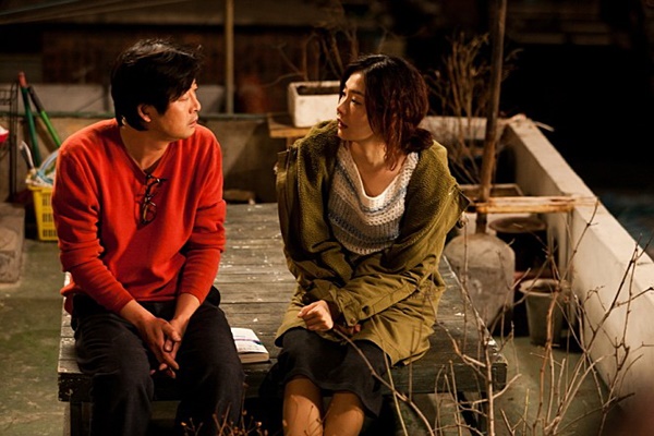  <완득이>에서 러브라인을 형성했던 김윤석(왼쪽)과 박효주는 3년 후 <타짜:신의 손>에서 아귀와 작은 마담으로 출연했다.