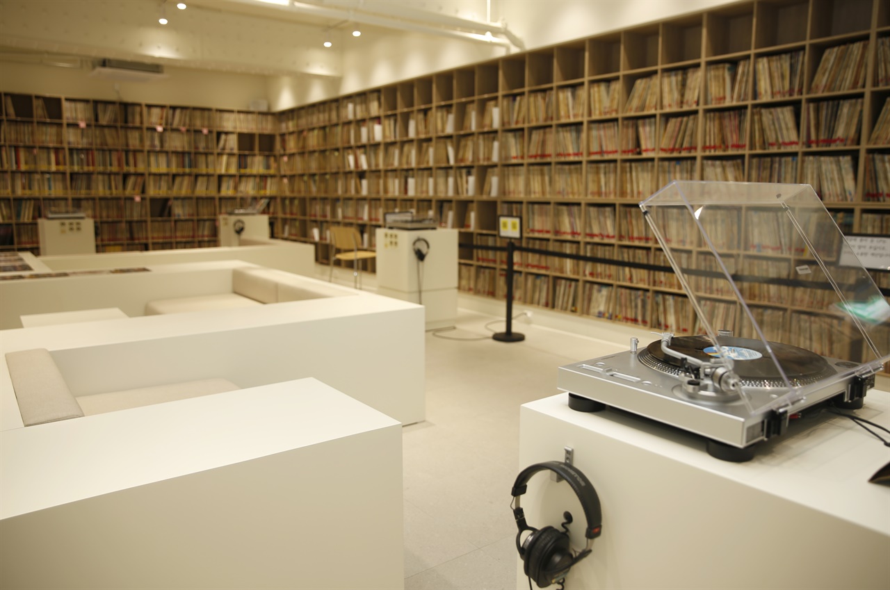  담양 LP음악충전소의 2층 모습. 다양한 LP를 보여주고, LP를 직접 골라서 들어보는 체험도 가능하다.