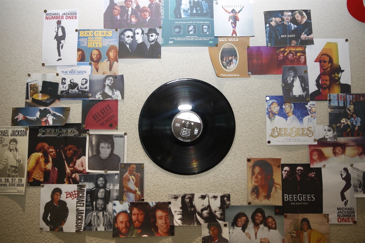  담양 LP음악충전소 풍경. 충전소내 벽에 옛 가수의 LP 음반 표지가 여기저기 장식돼 있다.