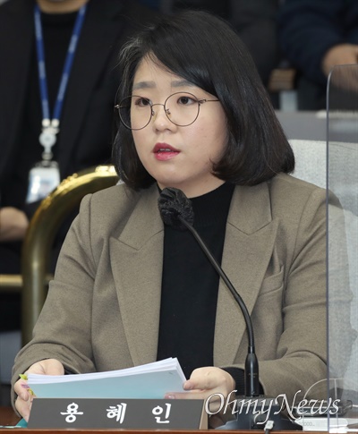 용혜인 기본소득당 의원이 4일 국회에서 열린 이태원 참사 국정조사특위 1차 청문회에서 질의하고 있다.