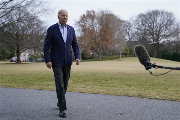 조 바이든 미국 대통령이 2일 워싱턴D.C. 백악관에서 취재진과 이야기하기 위해 걸어가고 있다. 